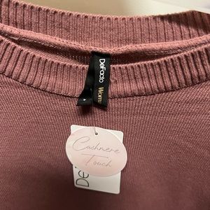 De facto sweater new size medium never worn